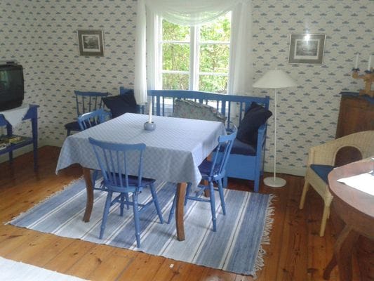 Hyr denna stuga i Böda på 50 m². 6 sängplatser. Från 8 000 kr per vecka. Se bilder och tillgänglighet här.