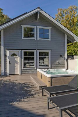 Spastuga med jacuzzi och vedeldad bastu
