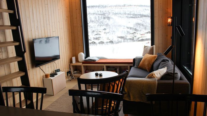 Hyr denna stuga i  på 66 m². 8 sängplatser. 6 000 - 24 500 kr per vecka. Se bilder och tillgänglighet här.