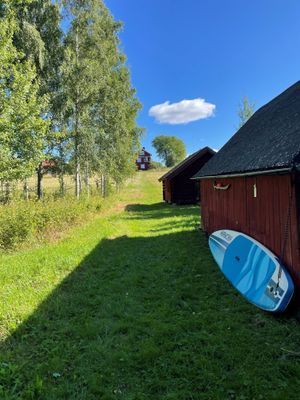 Idylliskt lantställe vid en sjö