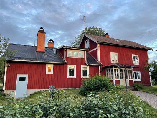 Idylliskt lantställe vid en sjö - Bild 16