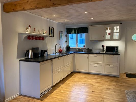 "flygel"  med uteplats och trädgård