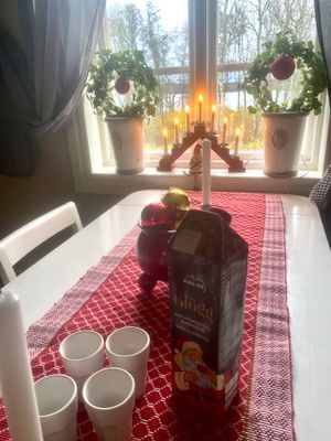 Fira julen på torpet med fint julpynt och plats för stora familjen.