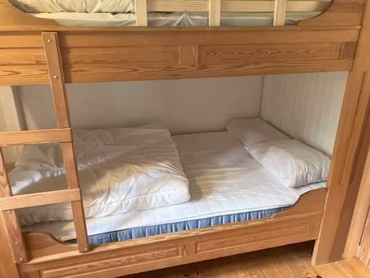 sovrum i stugan med dubbel våningsäng