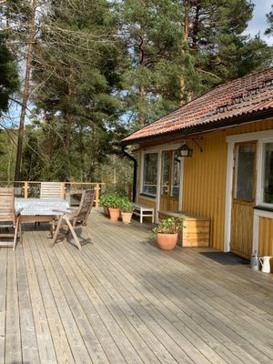 Hyr denna stuga i Ljusterö på 80 m². 6-10 sängplatser. Från 12 500 kr per vecka. Se bilder och tillgänglighet här.