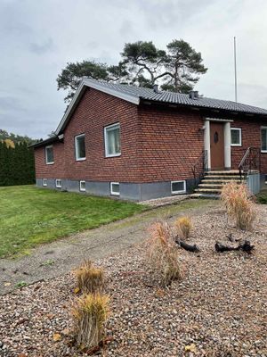 Hyr denna stuga i Åhus på 100 m². 6-8 sängplatser. 10 000 - 23 000 kr per vecka. Se bilder och tillgänglighet här.
