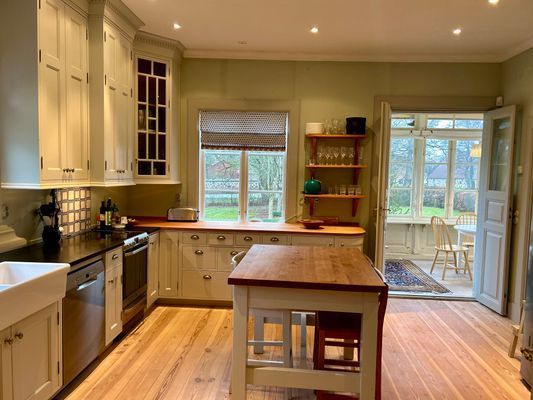 Hyr denna stuga i Knislinge på 250 m². 5-7 sängplatser. 13 300 - 19 500 kr per vecka. Se bilder och tillgänglighet här.