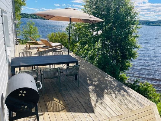 Nyrenoverat fritidshus – Kanonläge med kvällssol