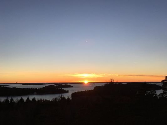 Solnedgång vid utsiktspunkten nära huset