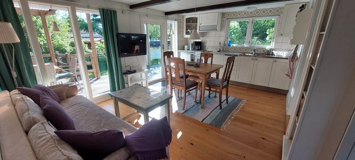 Hyr denna stuga i  på 55 m². 6-8 sängplatser. 5 700 - 7 700 kr per vecka. Se bilder och tillgänglighet här.