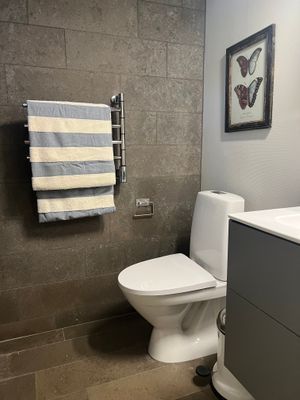 Designat badrum med moderna detaljer och dusch samt tvättmaskin