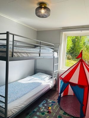 Sovrum 1 på nedervåningen med våningssäng