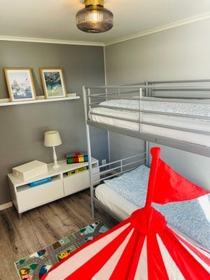 Sovrum 1 på nedervåningen med våningssäng