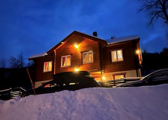 Hyr denna stuga i Ramundberget på 100 m². 12 sängplatser. 6 900 - 26 900 kr per vecka. Se bilder och tillgänglighet här.