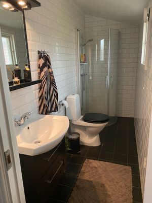 Helkaklat badrum med wc och dusch