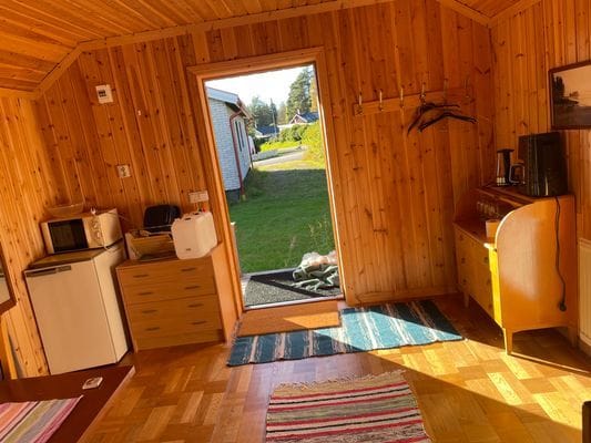 Hus i centrala Jokkmokk, med utsikt mot solnedgång - Bild 19
