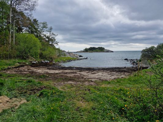 Långgrund sandstrand nära huset.
