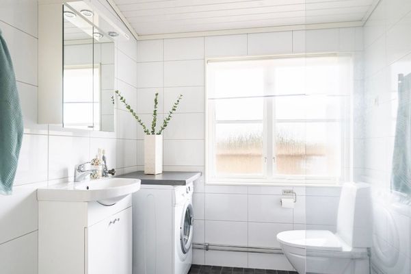 Badrum med dusch och tvättmaskin