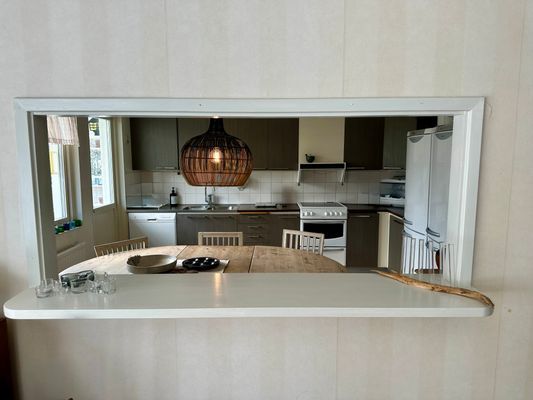 Trevlig gul villa  i sommaridyllen Grisslehamn - Bild 8
