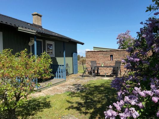 Hyr denna stuga i  på 90 m². 5-7 sängplatser. 8 000 - 9 000 kr per vecka. Se bilder och tillgänglighet här.