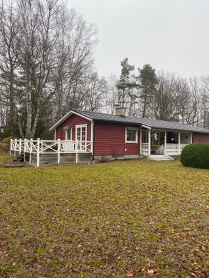 Hyr denna stuga i  på 80 m². 4-8 sängplatser. Från 9 000 kr per vecka. Se bilder och tillgänglighet här.