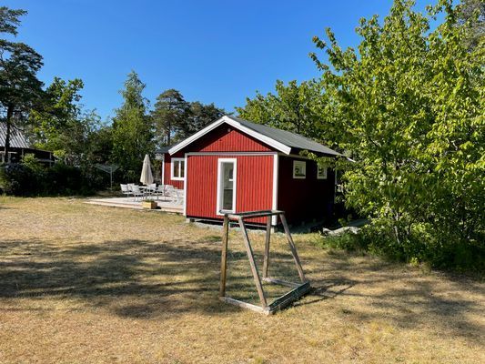 Stor gräsyta utanför husen