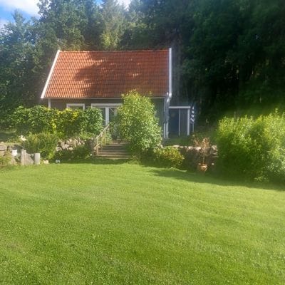 Stuga strax öster om Varberg på västkusten