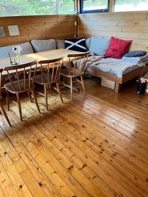 Hyr denna stuga i  på 56 m². 4-6 sängplatser. Pris ej tillgängligt. Se bilder och tillgänglighet här.