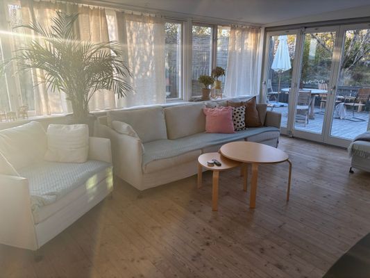 Hyr denna stuga i Västra Götaland på 100 m². 5-6 sängplatser. 10 000 - 12 000 kr per vecka. Se bilder och tillgänglighet här.