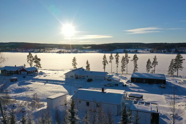 Hyr denna stuga i Smedjebacken på 80 m². 6 sängplatser. 1 900 - 2 900 kr per dag. Se bilder och tillgänglighet här.