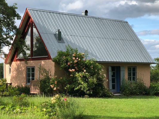 Hyr denna stuga i Kappelshamn på 70 m². 4-6 sängplatser. 11 200 - 12 600 kr per vecka. Se bilder och tillgänglighet här.