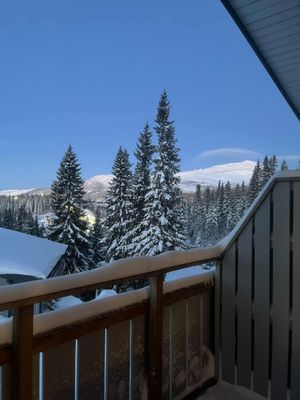 Hyr denna stuga i  på 54 m². 6 sängplatser. Från 14 500 kr per vecka. Se bilder och tillgänglighet här.