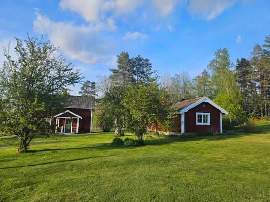 Hyr denna stuga i Björkvik på 70 m². 5-7 sängplatser. Från 6 000 kr per vecka. Se bilder och tillgänglighet här.