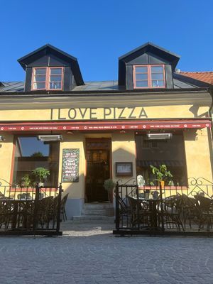 Hyr denna stuga i  på 15 m². 2 sängplatser. 850 - 1 200 kr per dag. Se bilder och tillgänglighet här.