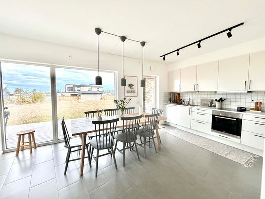 Rymligt parhus i avkopplande närområde