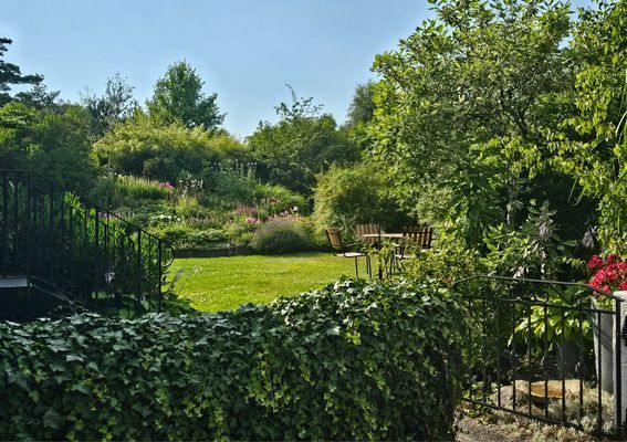 Gästlägenhet i villa m egen trädgård