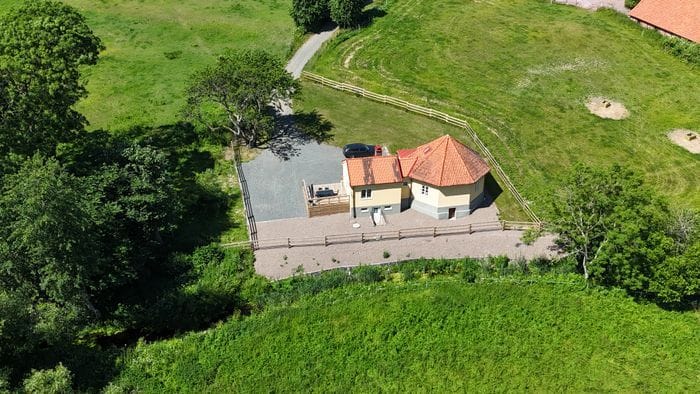 Hyr denna stuga i Ystad på 100 m². 4-5 sängplatser. 5 000 - 6 000 kr per vecka. Se bilder och tillgänglighet här.