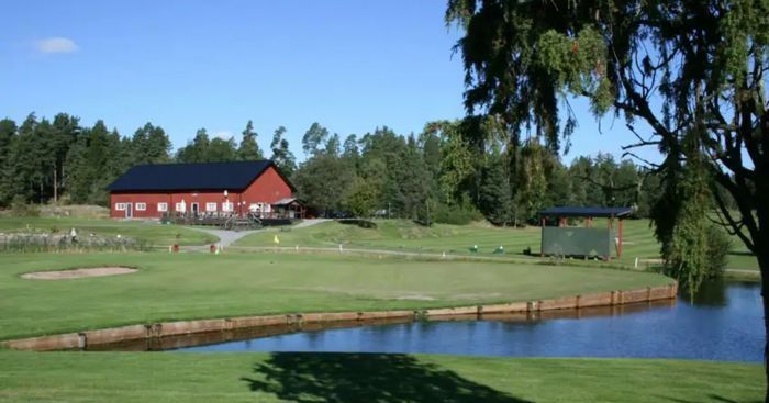 Ljusterö golf 18 hål, restaurang & padel