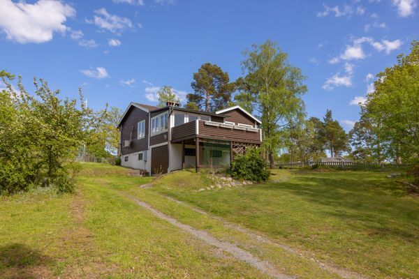 Hyr denna stuga i Stockholm på 83 m². 5 sängplatser. 14 900 - 18 500 kr per vecka. Se bilder och tillgänglighet här.