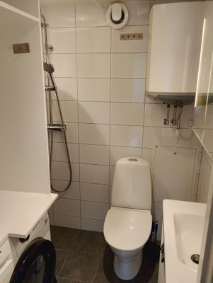 Ett litet badrum med golvvärme.
