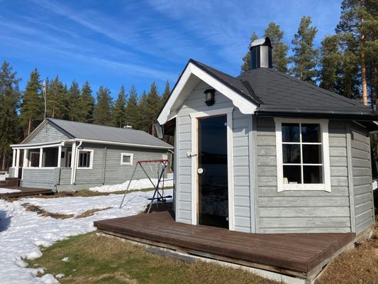 Stuga i söderläge med egen badstrand