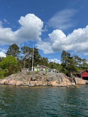 Hyr denna stuga i Loftahammar på 50 m². 4-6 sängplatser. 5 000 - 8 000 kr per vecka. Se bilder och tillgänglighet här.