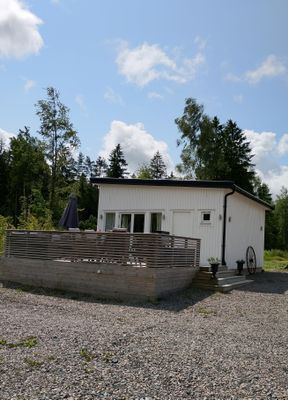 Stugans entre och altan.