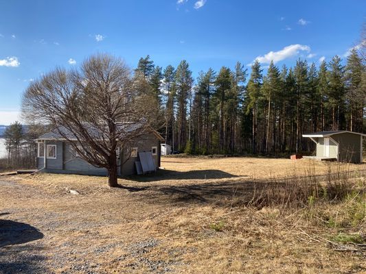 Hyr denna stuga i  på 38 m². 4-6 sängplatser. 3 900 - 4 900 kr per vecka. Se bilder och tillgänglighet här.