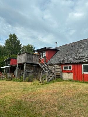 Hyr denna stuga i  på 45 m². 4 sängplatser. Från 5 000 kr per vecka. Se bilder och tillgänglighet här.