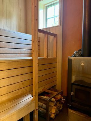 Bastun värms upp snabbt med veden. Cirka 7 personer sitter bekvämt där. Precis utanför finns två duschar och en liten hall för omklädning. Utanför huset har vi två gjutjärnsbadkar för den som vill bada kallbad.