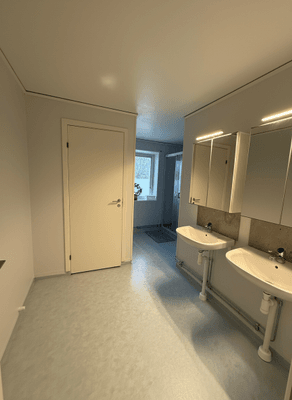 Hyr denna stuga i  på 9 m². 4 sängplatser. 3 850 - 7 700 kr per vecka. Se bilder och tillgänglighet här.