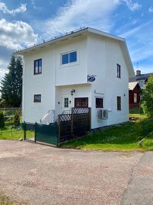 Charmig rymlig villa i Öje