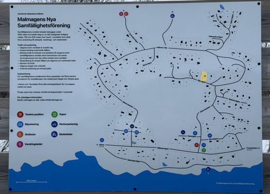 Skylt över området vid parkeringen, där vi markerat var stugan är.