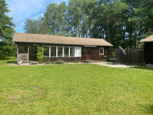 Hyr denna stuga i Öland på 60 m². 4-5 sängplatser. 4 500 - 6 500 kr per vecka. Se bilder och tillgänglighet här.
